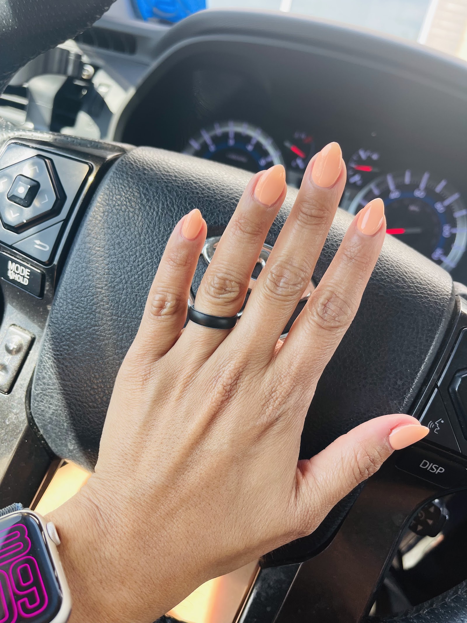 T LUXX NAIL SALON logo